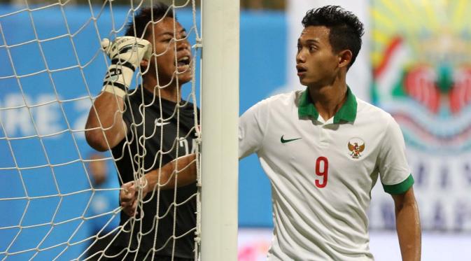 Striker Indonesia U-23 Muchlis Hadi Ning Syaifulloh memegang jaring. Di laga terakhir fase grup, Indonesia U-23 mengalahkan Singapura U-23 1-0. (Bola.com/ Arief Bagus)