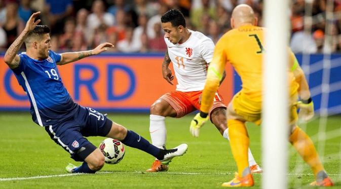 Ventura Alvarado (kiri) mencoba menghentikan Memphis Depay (tengah) dalam pertandingan persahabatan antara Belanda dan Amerika Serikat di Amsterdam Arena, Amsterdam, Belanda, 5 Juni 2015. EPA / KOEN VAN WEEL