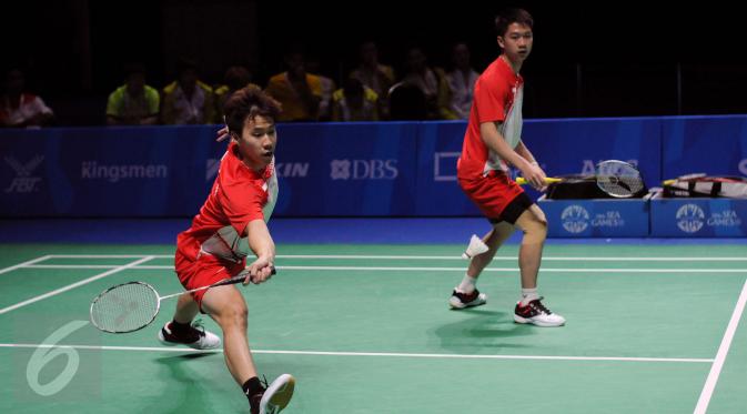 Pebulutangkis ganda putra Indonesia Marcus F Gideon dan Kevin Sanjaya Sukamuljo saat laga melawan pebulutangkis Thailand di final beregu putra SEA Games ke-28 di Singapore Indoor Stadium, Singapura, Jumat (12/6/2015). (Liputan6.com/Helmi Fithriansyah)