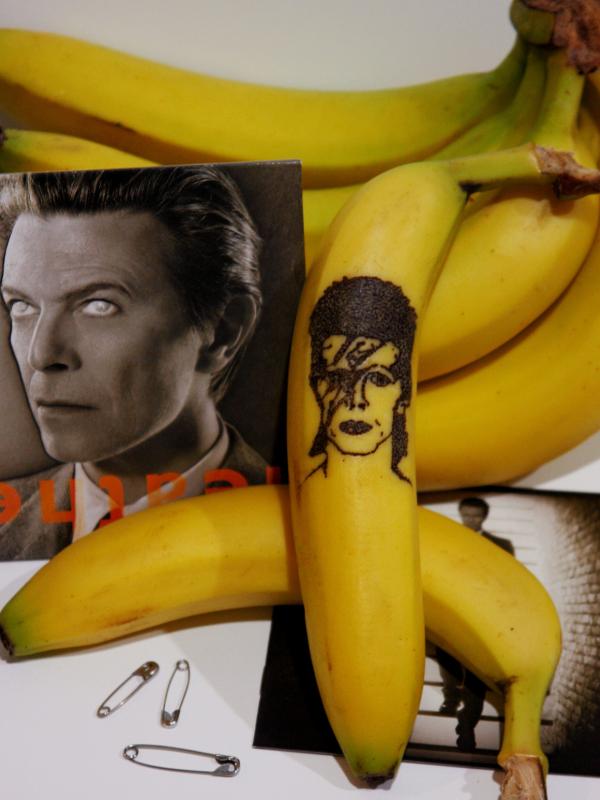 David Bowie (Via: hoooneyyyimhooome.tumblr.com)