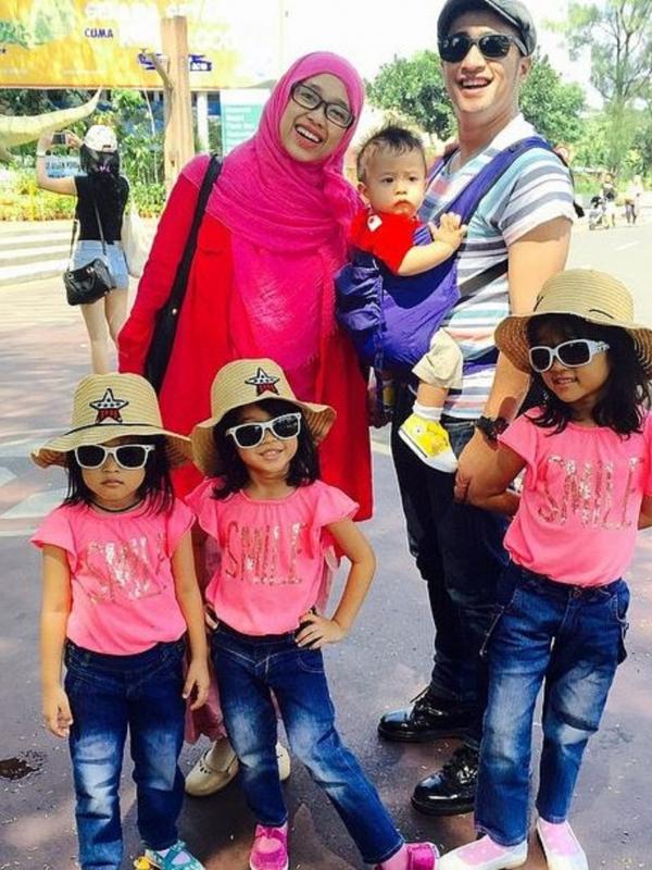 Irfan Hakim saat bersama istri dan keempat anaknya. (Instagram)