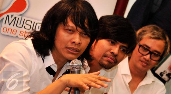 Vokalis band Gigi, Arman didampingi Thomas (bass) dan Hendi saat launching album religi berjudul Mohon Ampun di kawasan Kemang, Jakarta, 10 Juni 2015. (Liputan6.com/Faisal R Syam) 