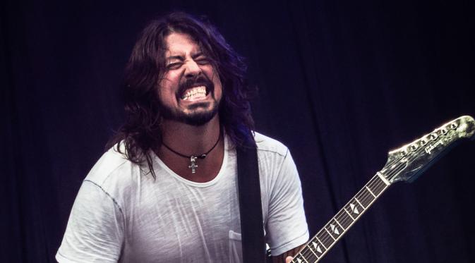 Vokalis Foo Fighters, Dave Grohl alami cedera patah kaki saat manggung di Swedia.