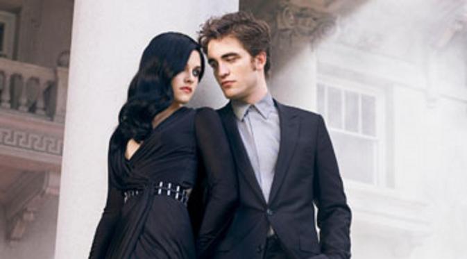 Kristen Stewart yang terlihat mesra dengan Robert Pattinson yang pernah menjadi kekasihnya saat berpose di majalah 2009 silam.