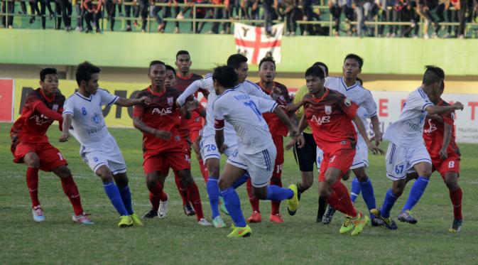 Pemain PSIS Semarang dan Persis Solo ribut di tengah lapangan. (Bola.com/Vincensius Sawarno)