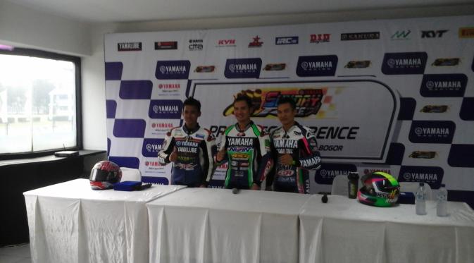 Hendriansyah (tengah) bersama para pemenang kelas R 250 pro di Yamaha Sunday Race (Defri Saefullah/Liputan6.com)