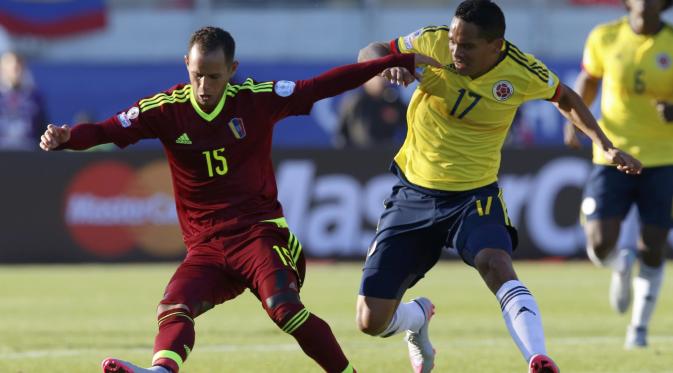 Carlos Bacca (kanan) berebut bola dengan Henry Guerero (REUTERS/Henry Romero)