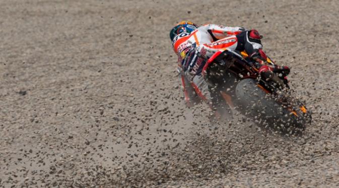 Tidak bisa mengontrok motor membuat Marquez melebar dan masuk ke gravel (Crash)