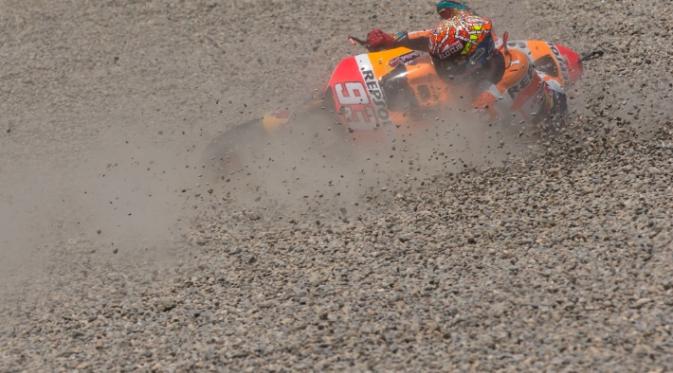 Masuk ke pasir, laju motor Marquez tak bisa dikendalikan, dia pun terjatuh di GP Katalunya (Crash)