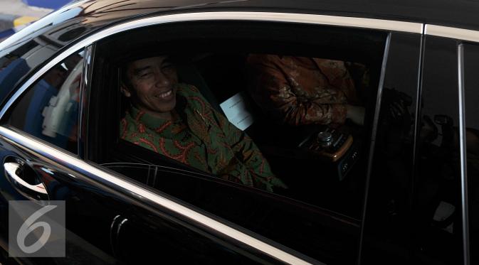 Presiden Jokowi tersenyum di dalam mobil usai peresmian pengoperasian jalan tol Cikopo-Palimanan, Jawa Barat, Sabtu (13/6/2015). Jalan Tol sepanjang 116,754 km ini merupakan jalan tol terpanjang di Indonesia. (Liputan6.com/Johan Tallo)