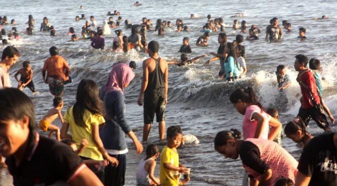 Warga Lombok bermain air di Pantai Kuranji menikmati hari Minggu terakhir jelang Ramadan
