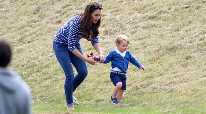 Kate Middleton bermain bersama Pangeran George. (foto: justjared)