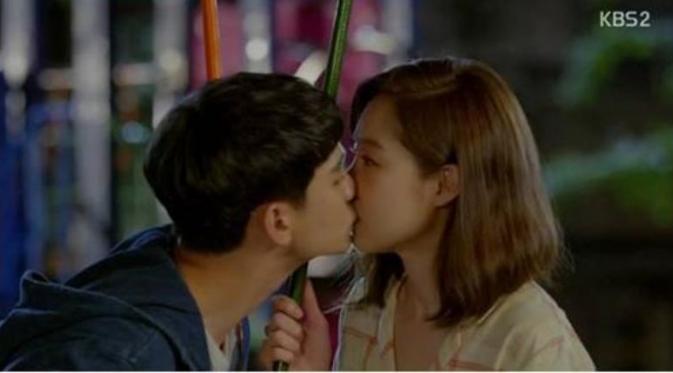 Kim Soo Hyun mencium Gong Hyo Jin di 'Producers' episode 10. Foto: KBS2