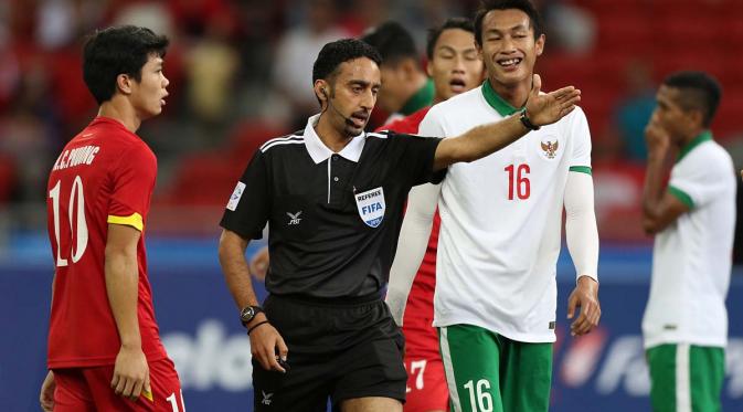 Wasit Khamis Mohamed Al Kuwari menunjuk titik penalti setelah tangan Hansamu Yama Pranata menyentuh bola tendangan Huy Toan Vo di pertandingan SEA Games 2015 kontra Vietnam. (Bola.com/Arief Bagus)