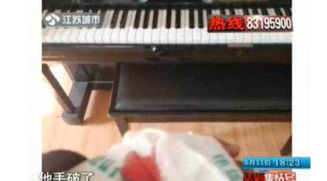 Pencuri menunjukkan sebuah piano yang berada dalam rumah mewah/shanghaiist.com