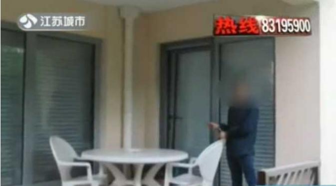 Sang pencuri sedang memamerkan sebuah ruangan di rumah mewah/shanghaiist.com