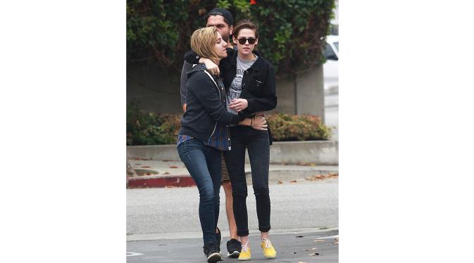 Kristen Stewart dan Alicia Cargile saat bersama di Los Angeles. (foto: hollywoodlife)