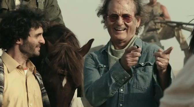 Dalam Rock the Kasbah, Bill Murray terdampar di Afghanistan sendirian setelah kliennya mencuri uang dan paspor miliknya.