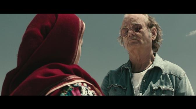 Dalam Rock the Kasbah, Bill Murray terdampar di Afghanistan sendirian setelah kliennya mencuri uang dan paspor miliknya.