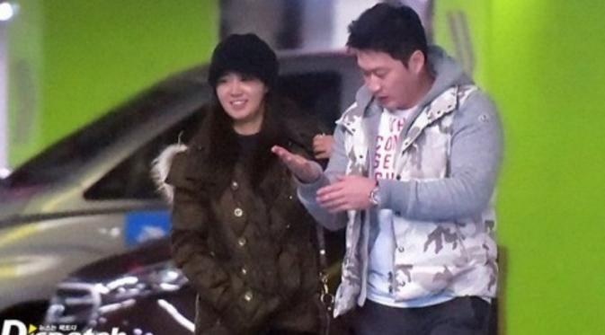 Yuri saat tertangkap kamera bersama kekasihnya, Oh Seung Hwan [foto: AllKpop].