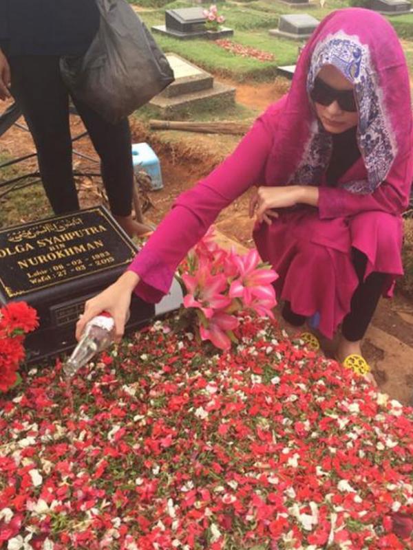 Jelang Ramadan 2015, Kartika Putri sempatkan diri berziarah ke makam Olga Syahputra (via Twitter/Kartika Putri)