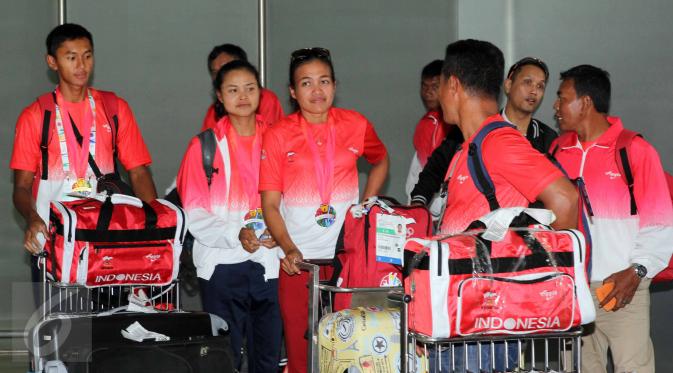 Para Atlet Dayung Indonesia saat tiba di Bandara Soekarno-Hatta, Banten, Selasa (16/6/2015). Dengan raihan 13 medali emas, 6 perak dan 4 perunggu, Indonesia dinobatkan sebagai juara umum rowing SEA Games 2015. (Liputan6.com/Helmi Afandi)