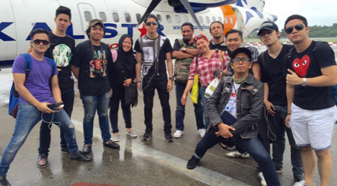 Al Gazali dan kru saat  show di Samarinda. (Twitter ‏@AlKohler7)