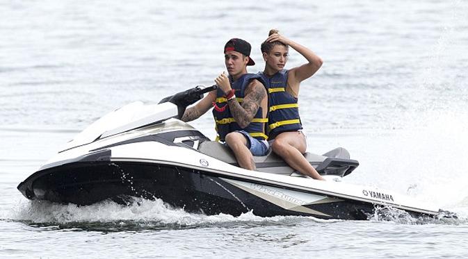 Justin Bieber dan Hailey Baldwin terlihat mesra saat berada di atas jet ski. (via Dailymail.co.uk)