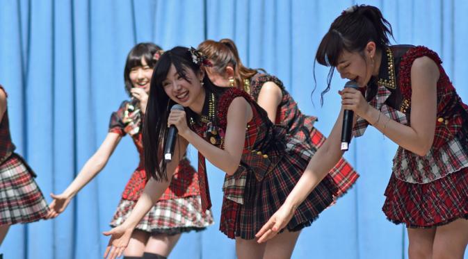 Lagu Koi Suru Fortune Cookie membuat kerabat AKB48 di New York melakukan tarian yang sempat populer beberapa waktu lalu.