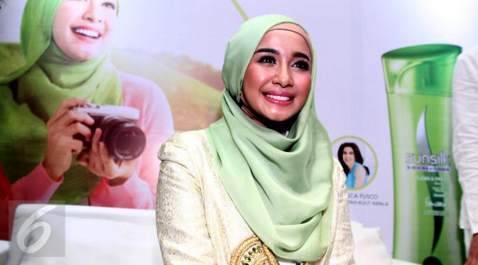 Riasan natural memaksimalkan penampilan aktris Laudya Cynthia Bella saat ditemui pada sebuah acara di kawasan Menteng, Jakarta, Selasa (16/5/2015). (Liputan6.com/Panji Diksana)