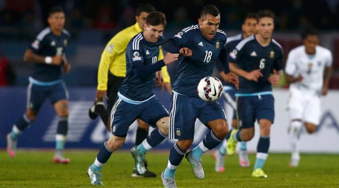 Penyerang Argentina, Carlos Tevez (depan) berlari membawa bola saat pertandingan Copa America 2015 di Stadion La Portada, Chile, (17/6/2015). Argentina meraih kemenangan tipis 1-0 atas Uruguay. . (Reuters/Marcos Brindicci)