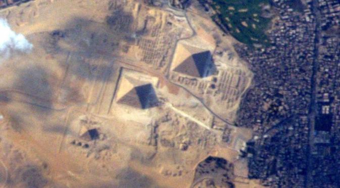 Piramida di Giza dari angkasa luar (NASA/Terry Virts)