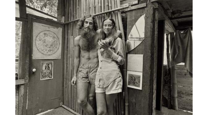 Kaum hippie melakukan pengasingan ke Ha'ena State Park dengan membangun rumah pohon di tepi pantai Amerika Serikat.