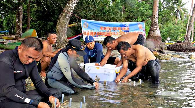 Personel Yonmarhanlan IX melaksanakan transplantasi dan penanaman terumbu karang.