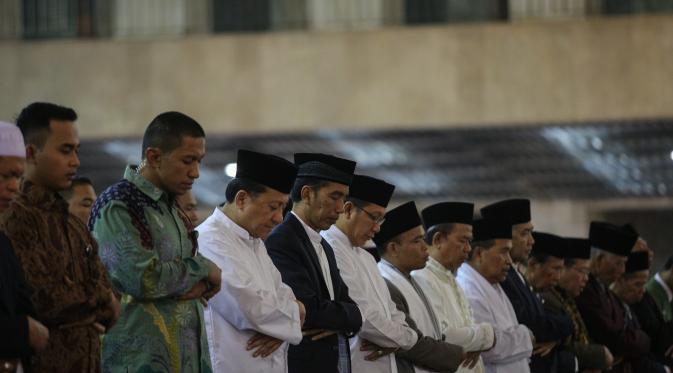 Sesampainya, Jokowi langsung menunaikan shalat sunah dua rakaat. 