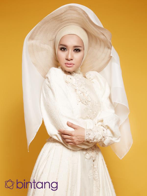 Laudya Cynthia Bella. Laudya Cynthia Bella. (Photo by IG @mariophotographie, Dress by IG @normahauri hijab by @hauriscarves  hat by @byayudiahhandari, Bintang.com)