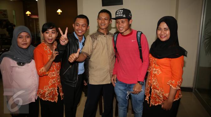Gelandang tim nasional U-23, Evan Dimas Darmono (kedua kiri) berfoto bersama penggemarnya, di Bandara Soekarno-Hatta, Banten, 16 Juni 2015). (Liputan6.com/Helmi Afandi)