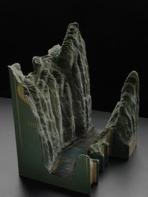 Laramee, seniman yang mengukir lanskap pegunungan di kumpulan buku-buku tua