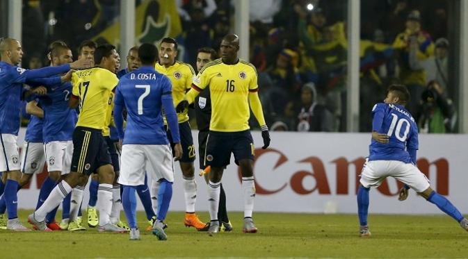 Carlos Bacca tampak begitu emosi atas tindakan tak terpuji Neymar, di laga Grup C Copa Amerika 2015. EPA/FELIPE TRUEBA