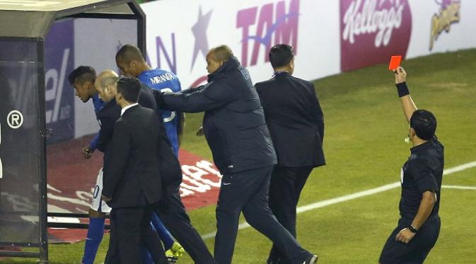 Carlos Bacca dan Neymar diganjar kartu merah dalam keributan di pertandingan Brasil vs Kolombia di Copa America 2015. EPA/CARLOS SUCCO