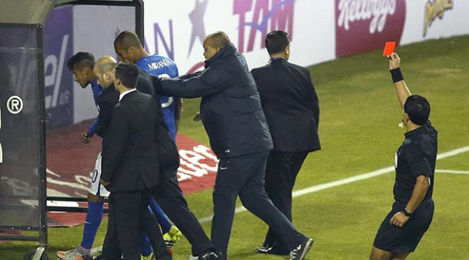 Enrique Osses wasit asal Cile memberi kartu merah pada Neymar. (EPA/Carlos Succo)