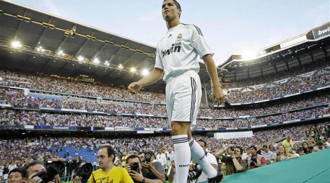 Cristiano Ronaldo ketika pertama kali datang ke Santiago Bernabeu pada tahun 2009
