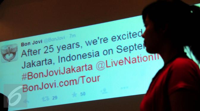 Sebuah twitter resmi Bon Jovi ditampilkan saat konferensi pers di kawasan Senayan, Jakarta, Kamis (18/6/2015). Dalam preskon tersebut, Dewi memastikan Bon Jovi akan menghibur fansnya di Indonesia pada 11 September 2015. (Liputan6.com/Faisal R Syam)