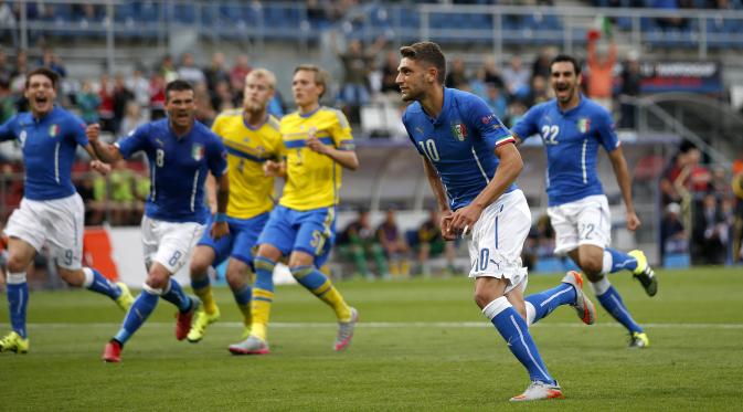 SELEBRASI - Domenico Berardi melakukan selebrasi usai membawa Timnas Italia U-21 menjebol jala Swedia (Reuters / Lee Smith)