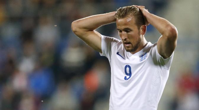 EKSPRESI - Harry Kane kecewa usai gagal mencetak gol ke gawang Purtugal U-21. (Reuters / Carl Recine)