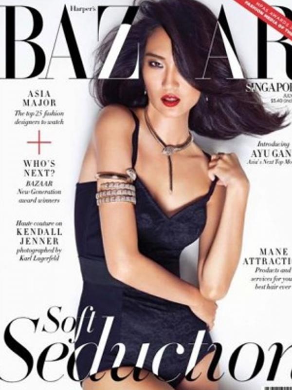 Keseksian Ayu Gani saat menjadi model sampul majalah Bazaar. (via istimewa)