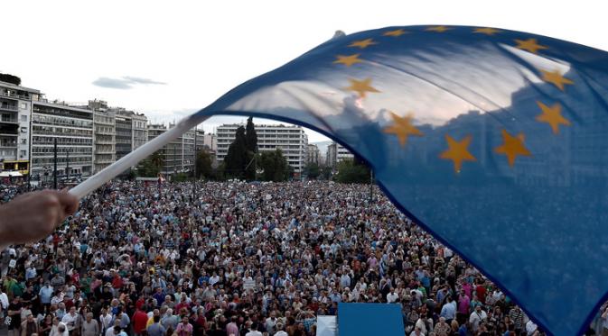 Para pendemo berkumpul di depan parlemen Yunani di Athena karena cemas dengan ancaman bangkrut (Foto: Bloomberg)