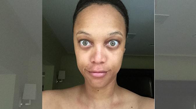 Foto selfie Tyra Banks tanpa make-up yang mengejutkan penggemar. (foto: huffingtonpost)