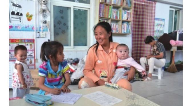 Perbuatan baik seorang wanita Tiongkok dengan adopsi 75 anak terpaksa membuatnya jadi jutawan miskin.