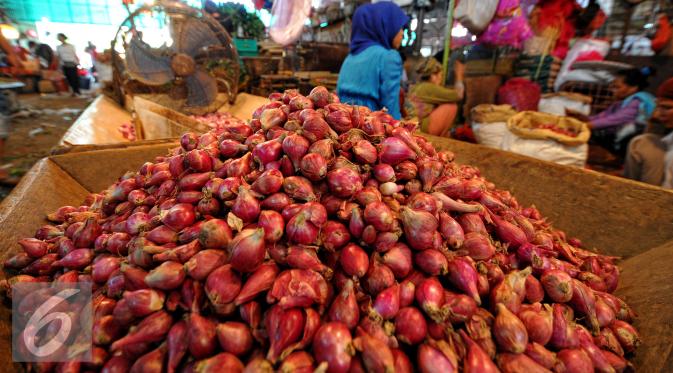 Memasuki Ramadan sejumlah harga sayur mengalami kenaikan harga, Pasar Induk Kramat Jati, Jakarta, Jumat (19/6/2015). Bawang merah dari harga Rp 20 ribu/kg saat ini mencapai Rp 22 ribu hingga 25 ribu/kg. (Liputan6.com/Yoppy Renato)